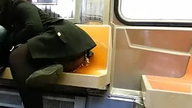 شخص در صندلی نشسته ب ...