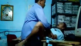 یک دبیر زیبا با یک م ...