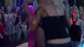 چه آرایش روشن و لباس ...