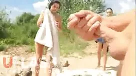 دو پسر در حیاط خلوت  ...
